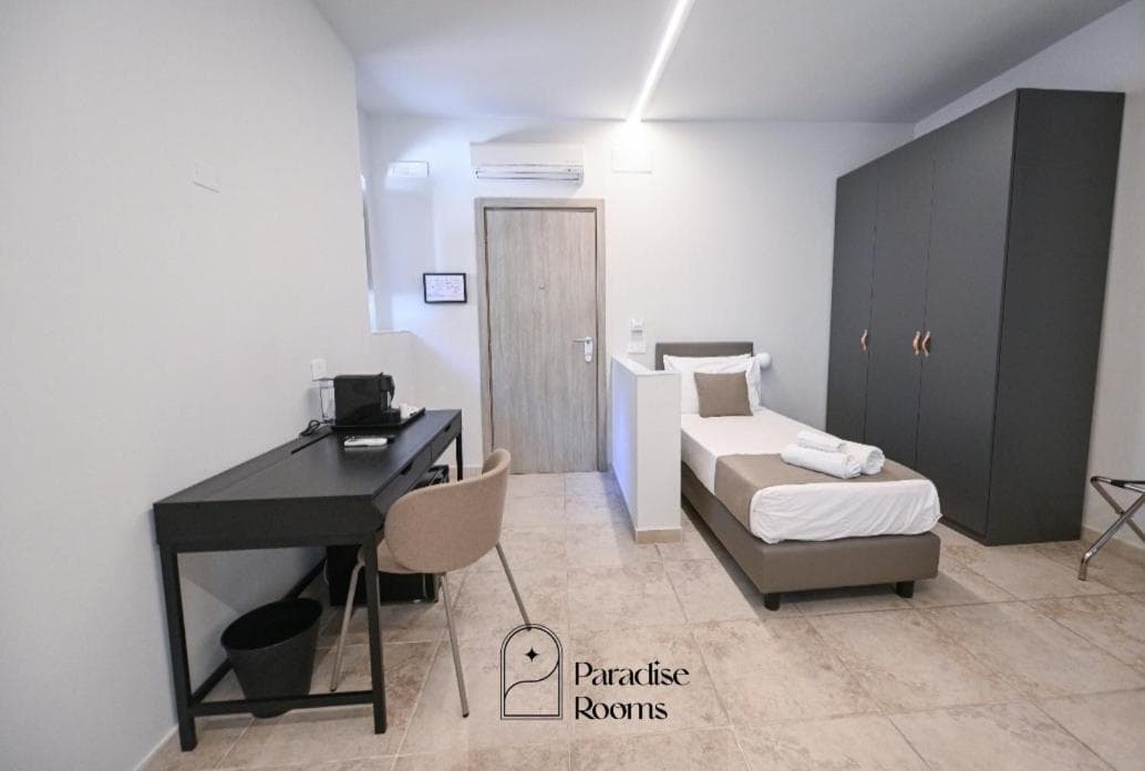 Hotel Paradise Rooms