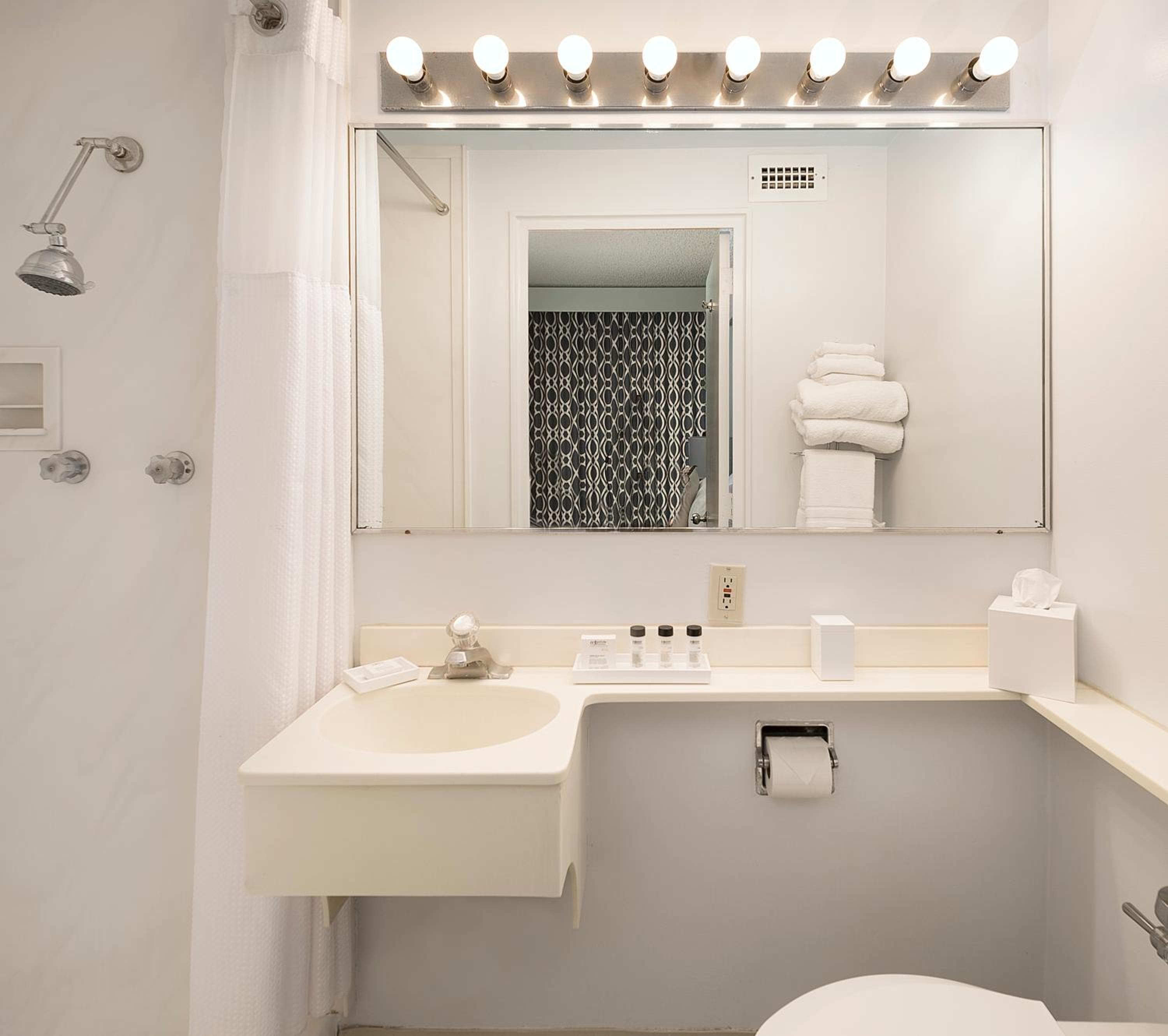 La Jolla Cove Hotel & Suites