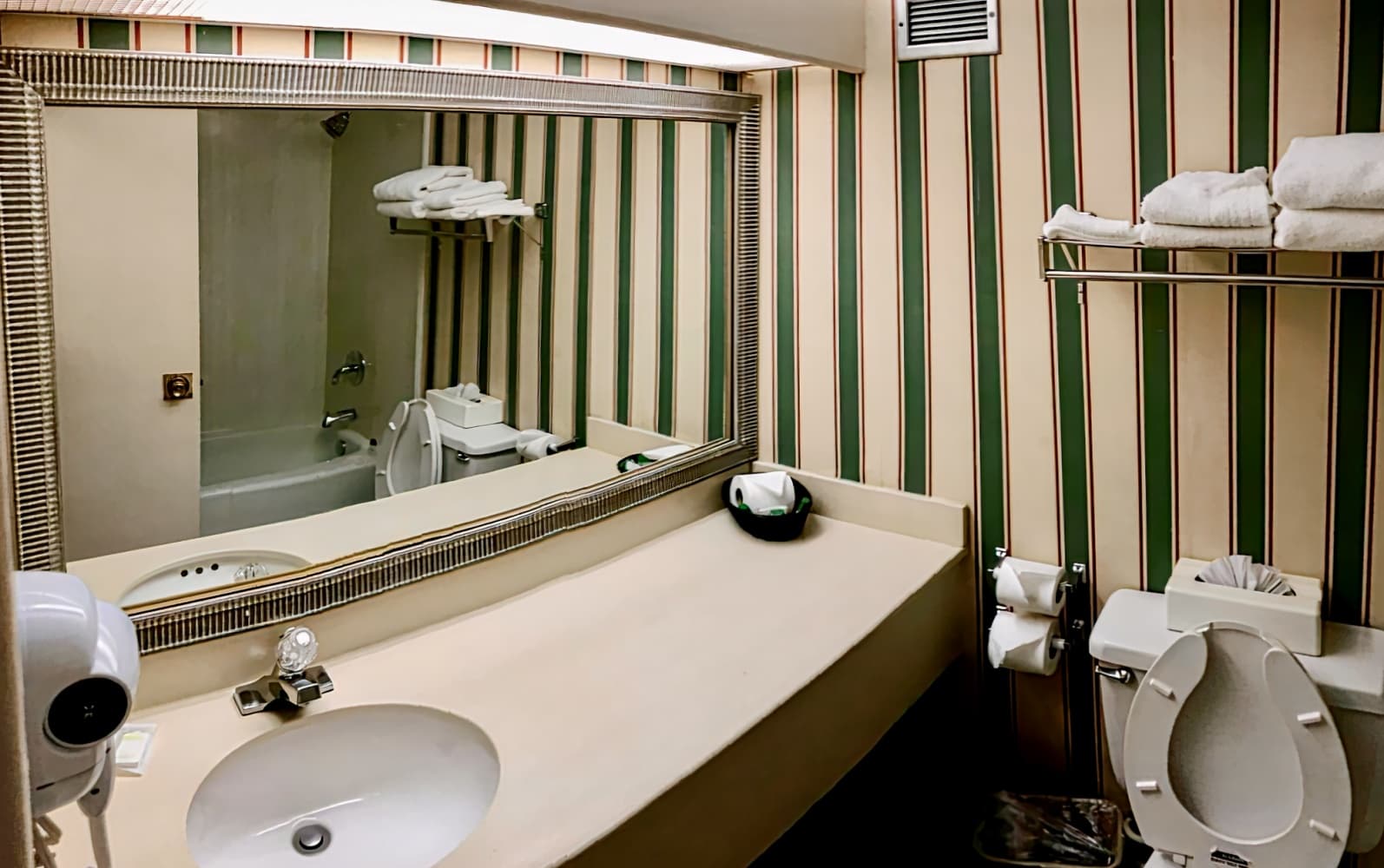 E Hotel Banquet & Conference Center