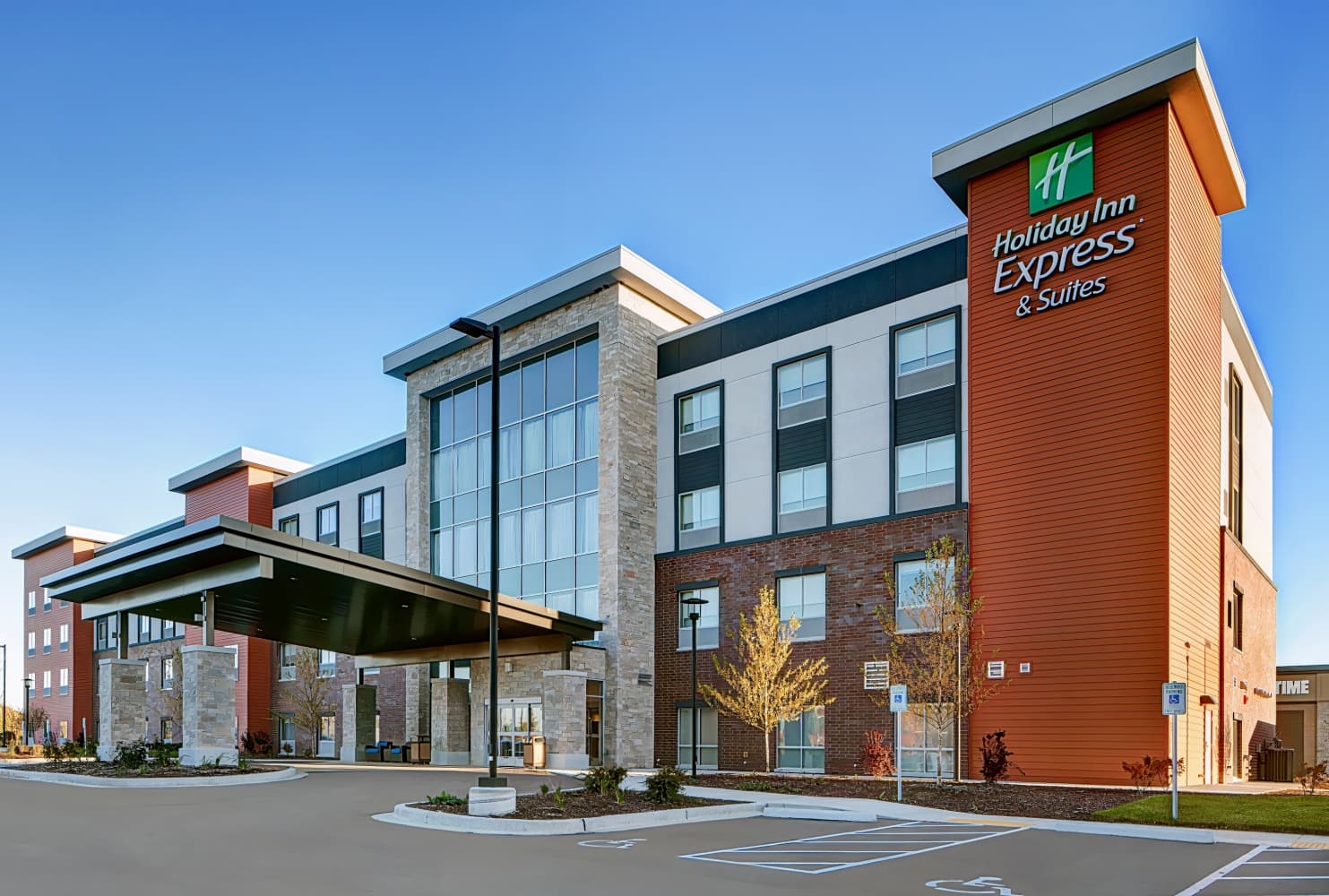 Holiday Inn Express & Suites Milwaukee - Brookfield