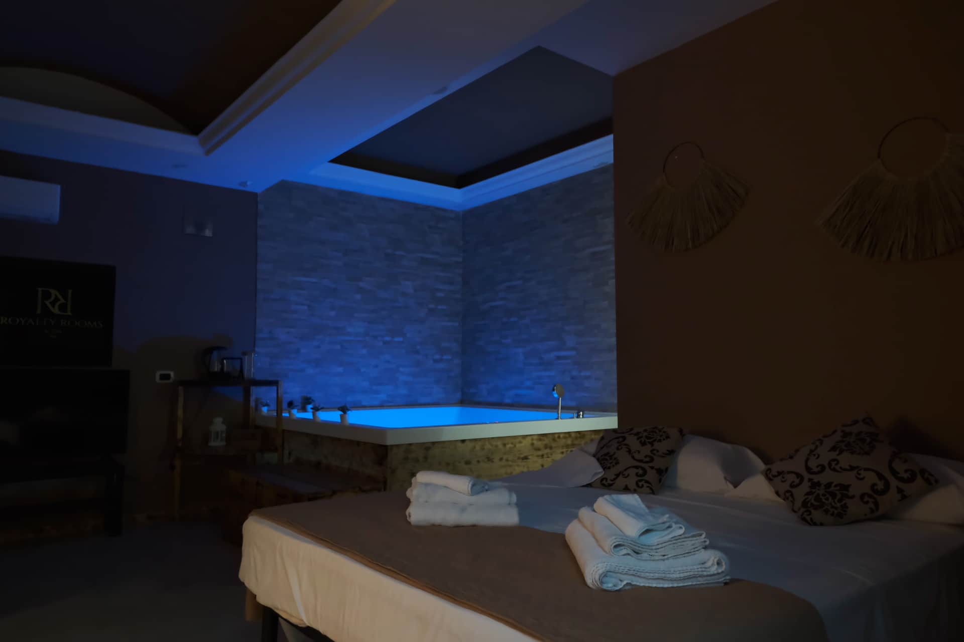 Royalty Rooms & Spa