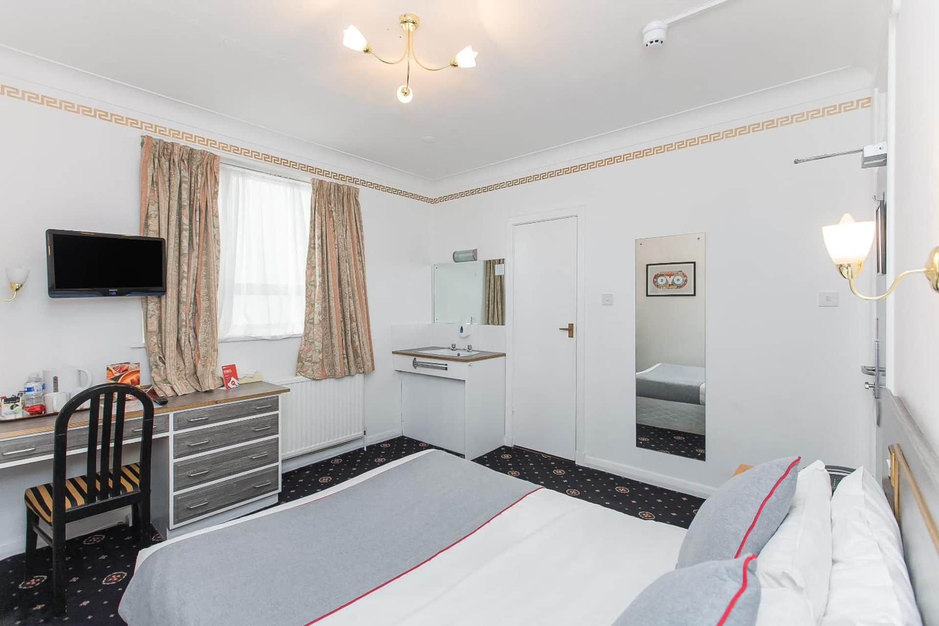 OYO Stade Court Hotel